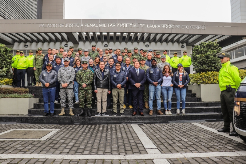 Foto protocolaria de la visita del grupo CIDANEL y CAEM 2025 al Palacio de la Justicia Penal Militar y Policial
