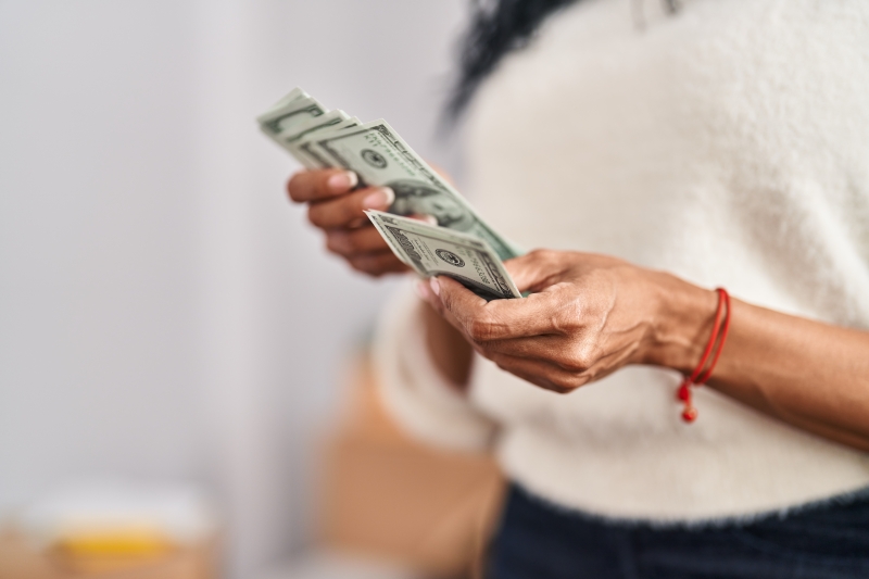 Mujer con dinero en la mano Mujer con dinero en la mano