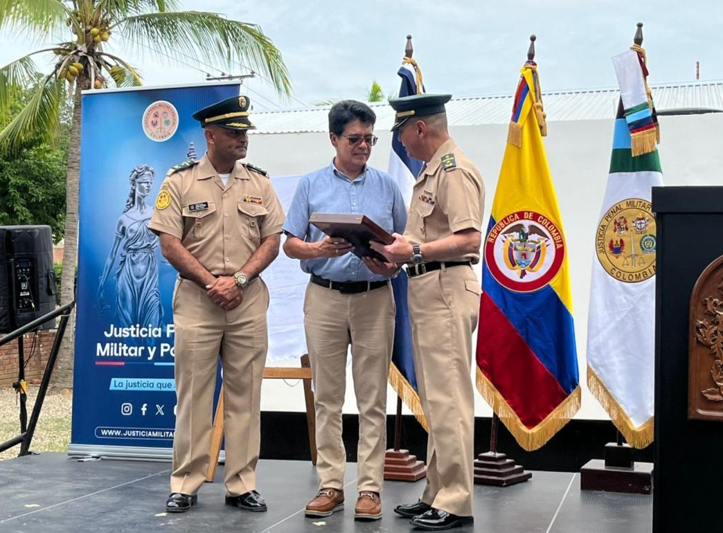 Entrega de condecoración al director ejecutivo de la Unidad Administrativa Especial de la Justicia Penal Militar y Policial