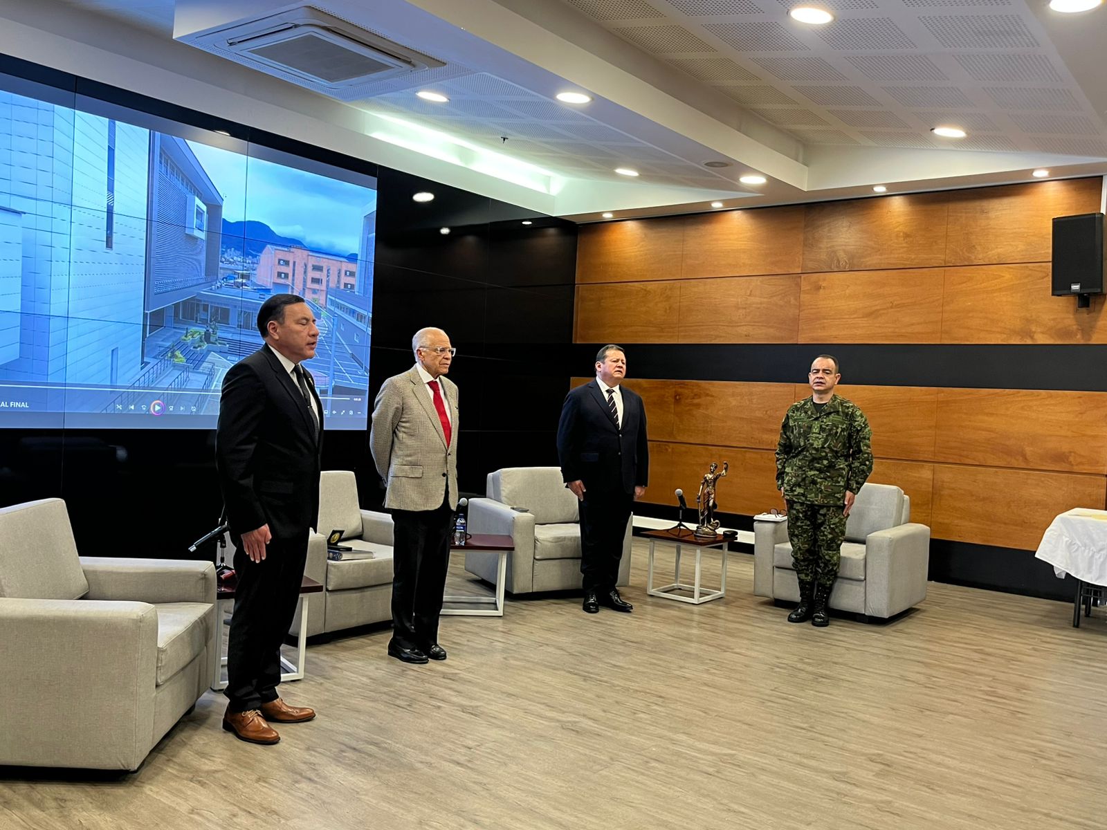 funcionarios de la JPMP en la instalación del evento