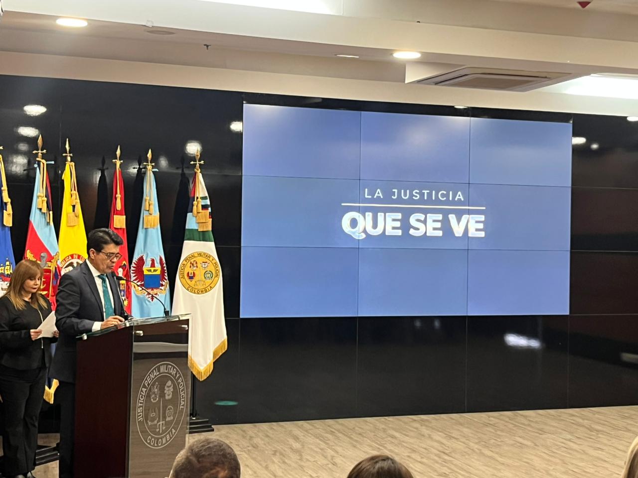 director de la entidad presentando un discurso