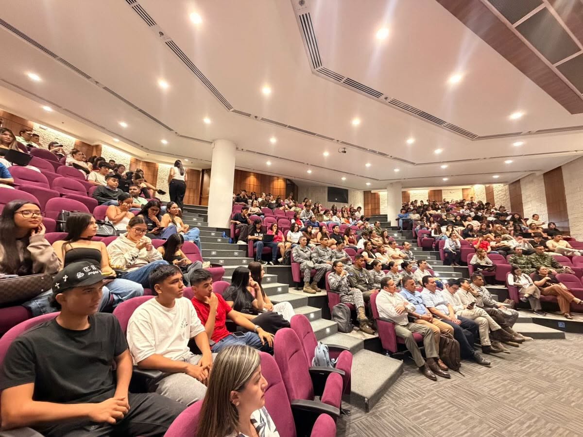público asistente en el auditorio