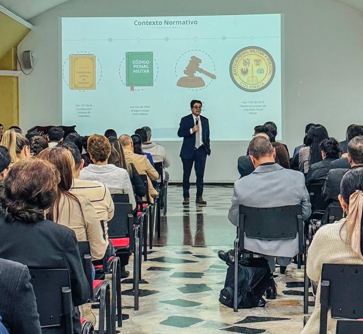 director dictando una conferencia