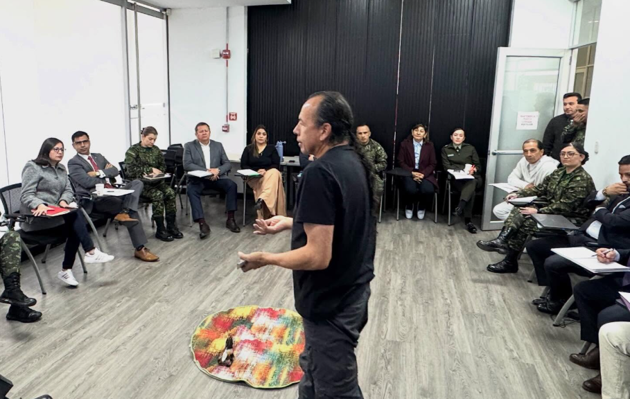 persona explicando un tema a los asistentes