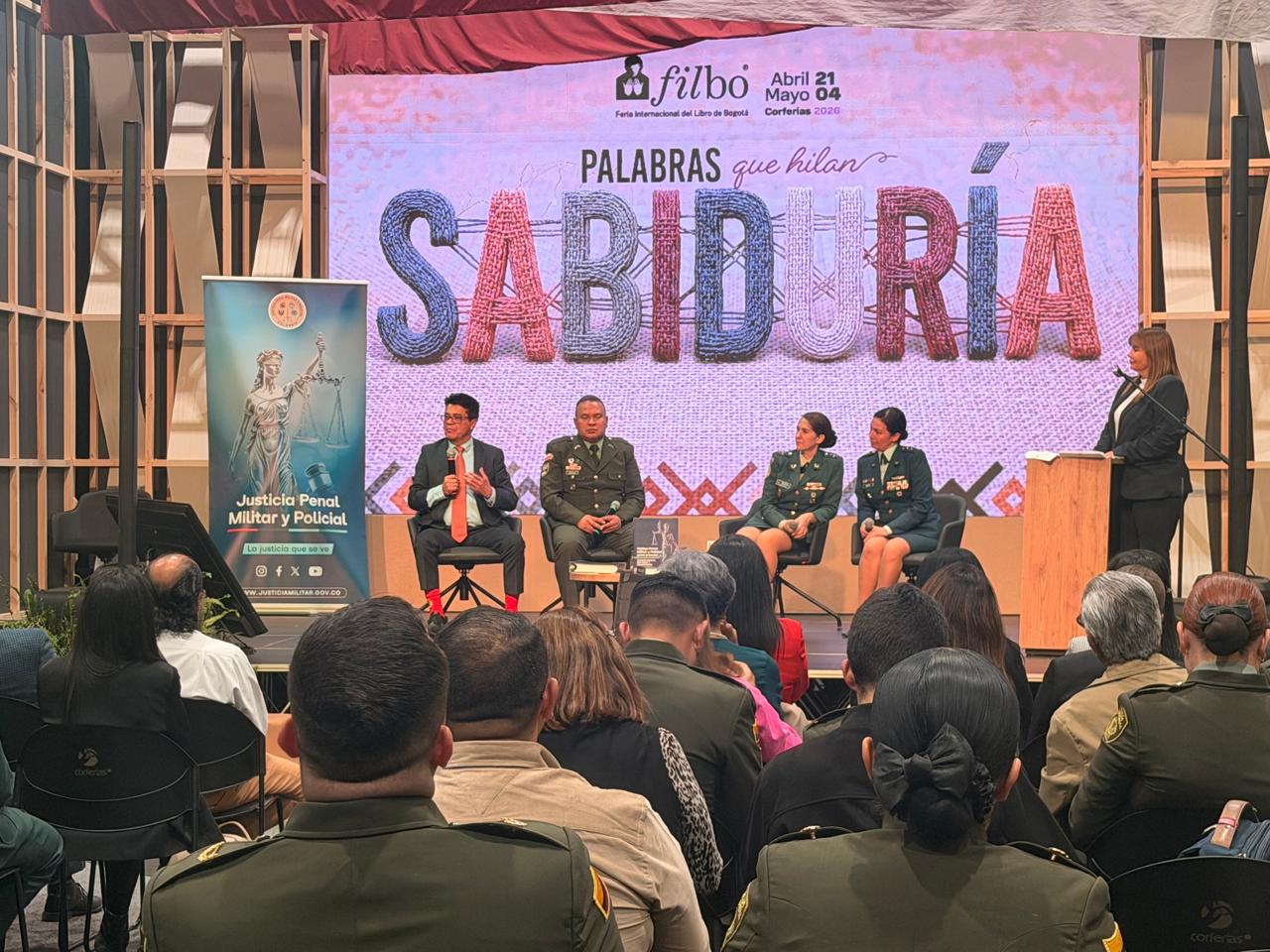 director y funcionarios de la JPMP en la tarima del panel en la feria del libro