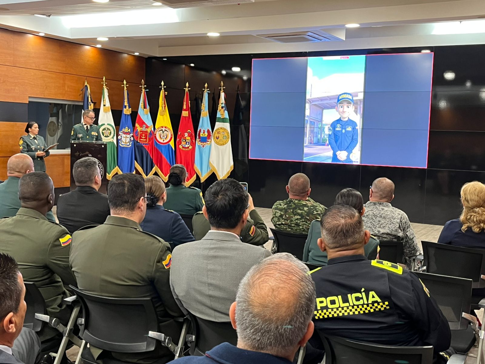 presidente del TSMP presentando el proyecto Avatares a los asistentes