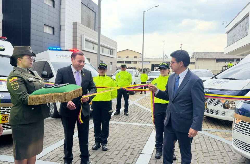 director y fiscal de la JPMP inaugurando el parque automotor