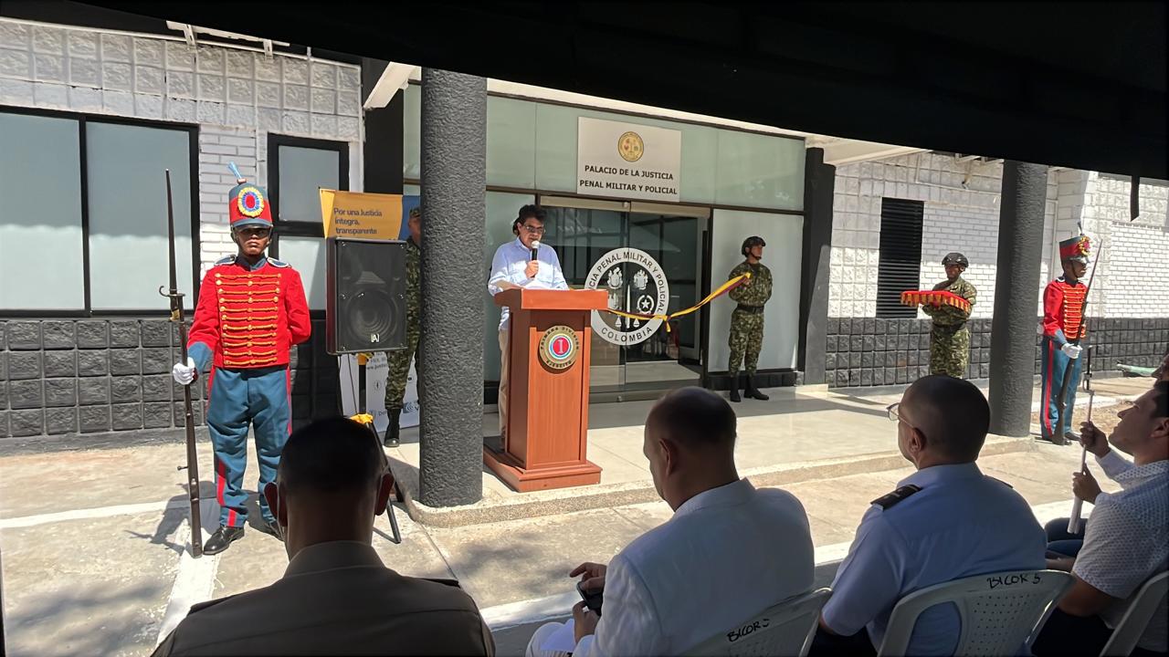 director de la JPMP pronunciando discurso