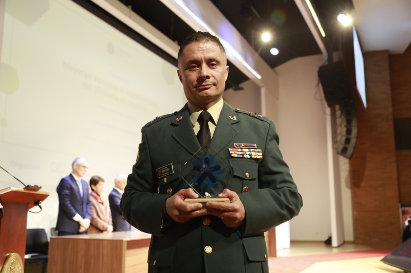 funcionario de la JPMP con el premio