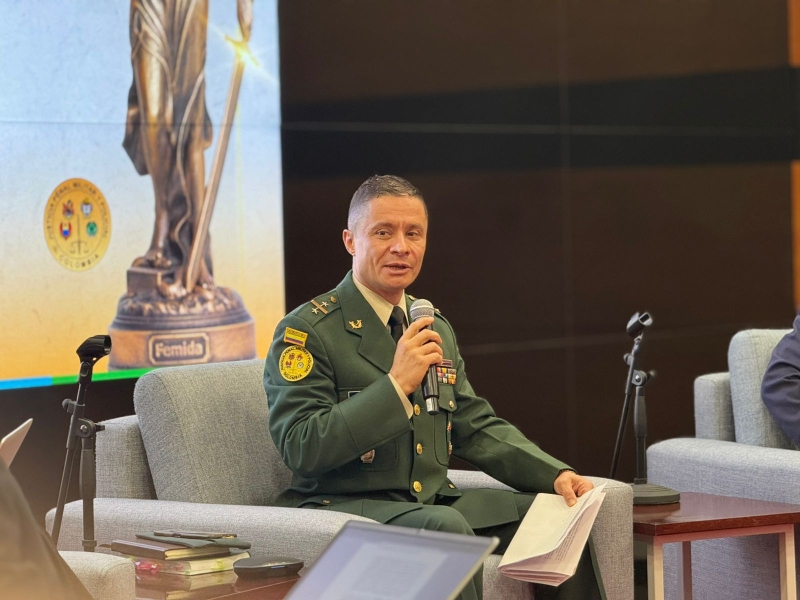 Funcionario de la JPMP exponiendo