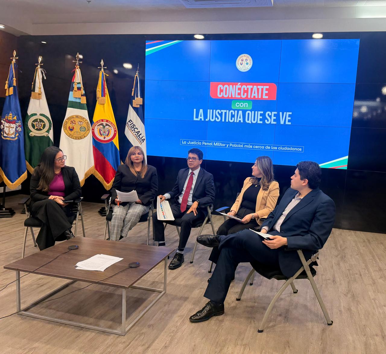 director con el equipo de prensa de la JPMP en el auditorio para adelantar el evento en vivo