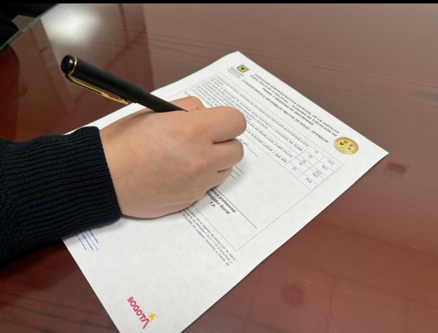 persona firmando un consentimiento