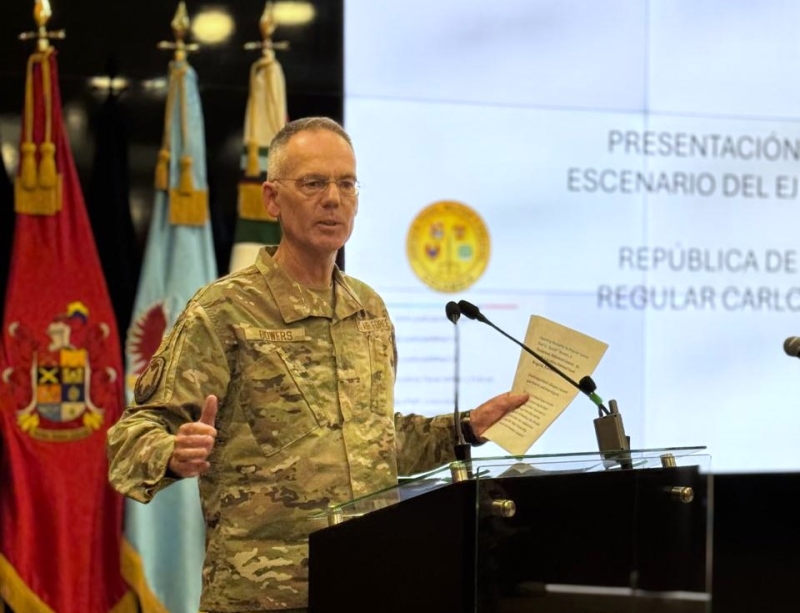 Uniformado norteamericano explicando 