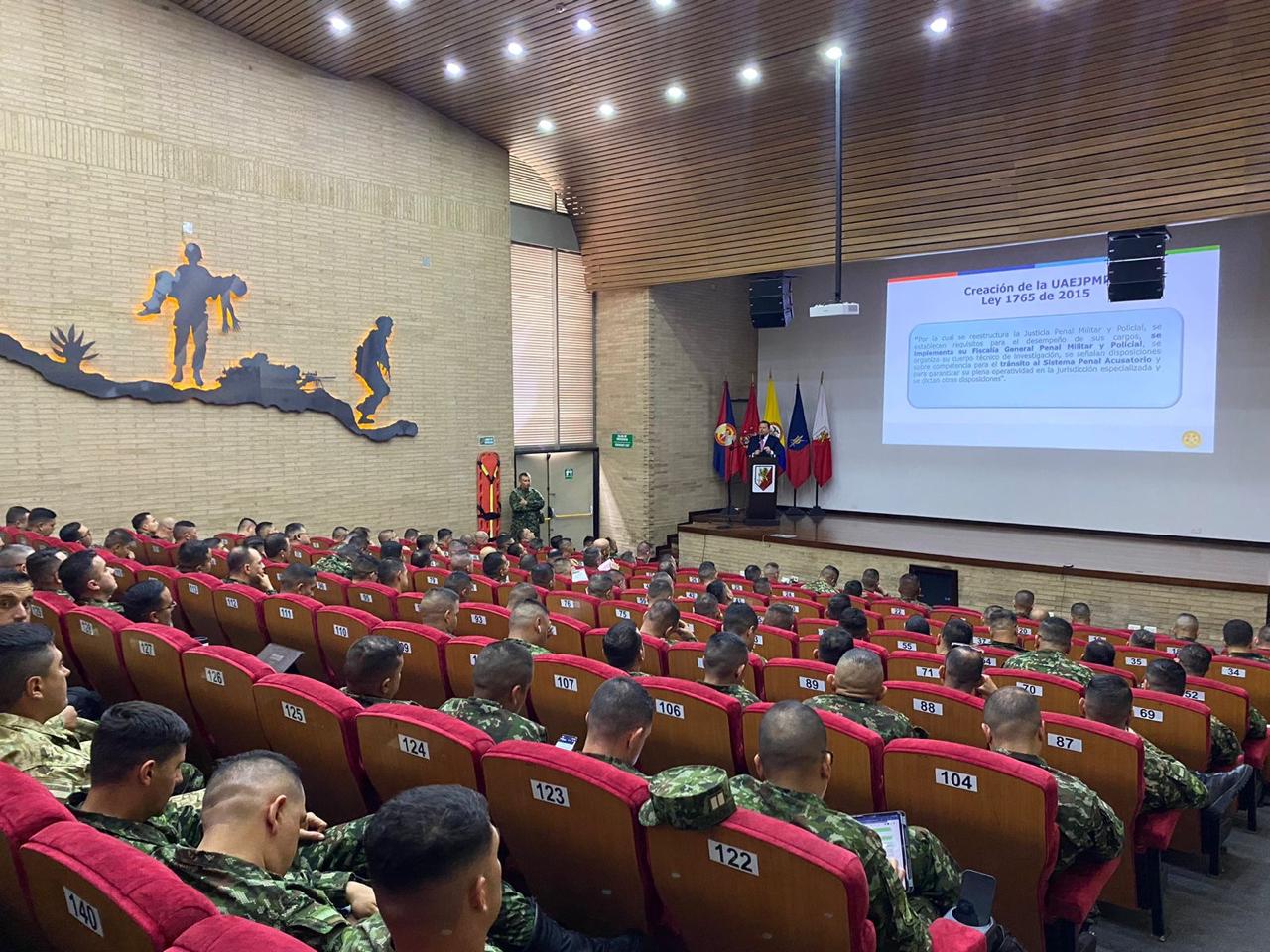 personal del ejército en el auditorio