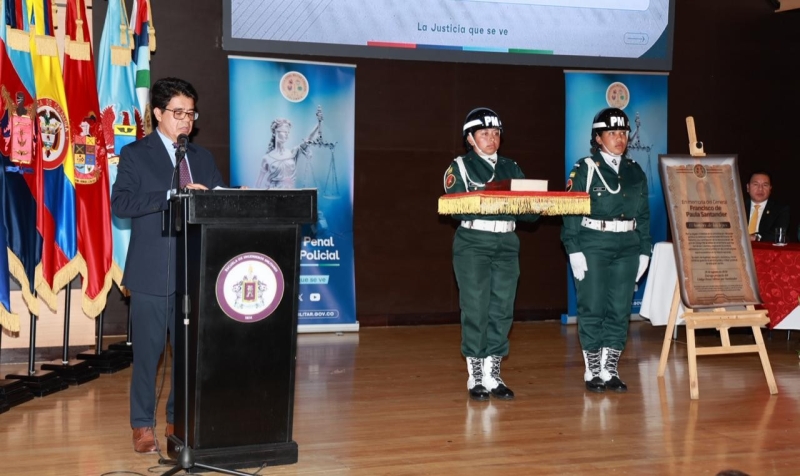 Director realizando su intervención