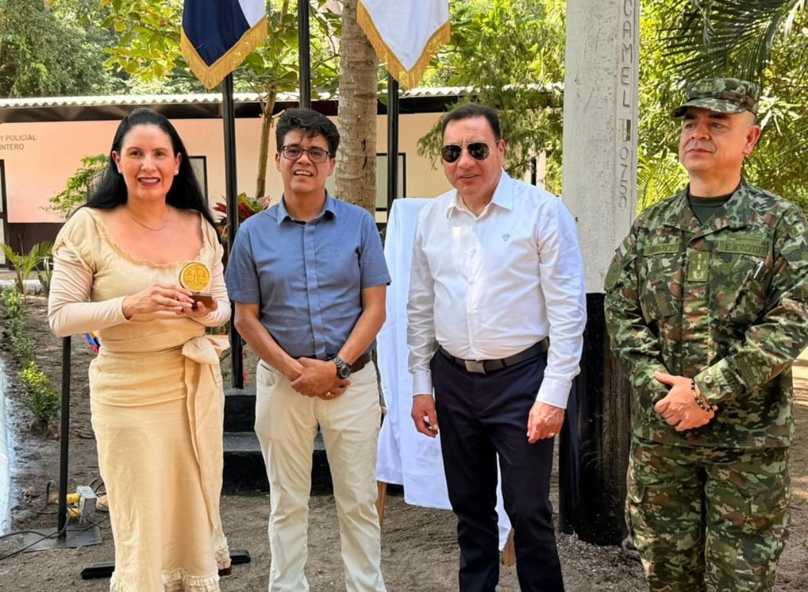director con los invitados a la inauguración de la sede judicial