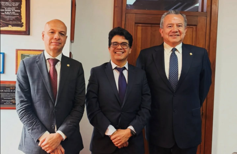 director de la JPMP con el presidente y vicepresidente de la Corte Suprema de Justicia