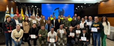 periodistas con el diploma del curso