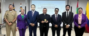 director con personal de la universidad