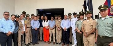 funcionarios de la JPMP en la entrada al palacio 