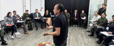 persona explicando un tema a los asistentes