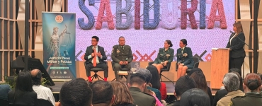 director y funcionarios de la JPMP en la tarima del panel en la feria del libro