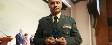 funcionario de la JPMP con el premio