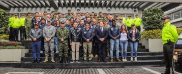 funcionarios en foto protocolaria