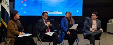 equipo de comunicaciones con el director