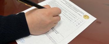 persona firmando un consentimiento