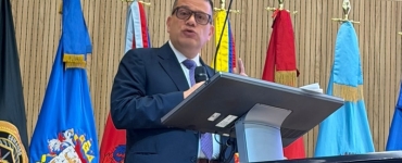 fiscal pronunciando un discurso