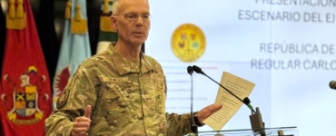 Uniformado norteamericano explicando 