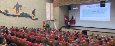 personal del ejército en el auditorio