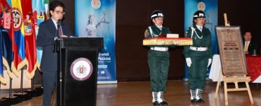 Director realizando su intervención