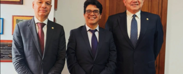 director de la JPMP con el presidente y vicepresidente de la Corte Suprema de Justicia