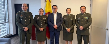 director con los tenientes coroneles que se posesionaron
