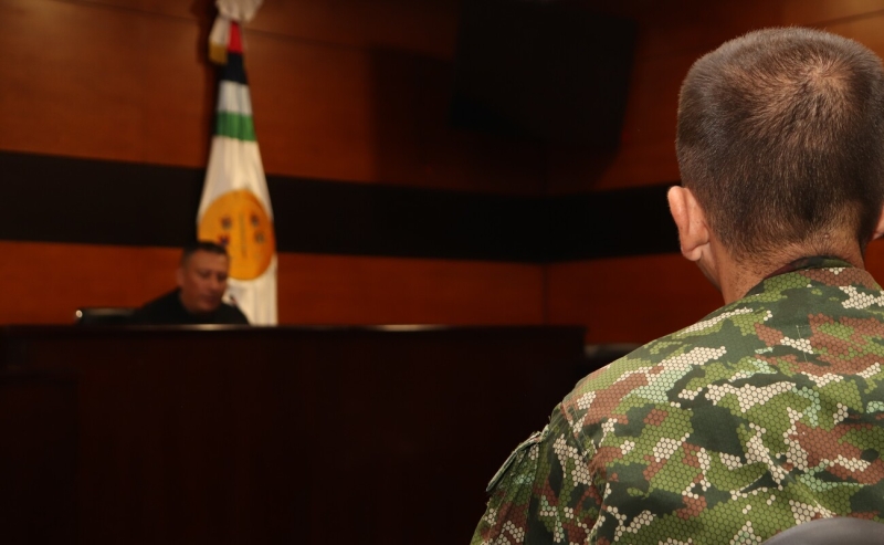 Soldado en sala de audiencias