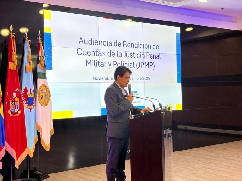 director de la entidad pronunciando un discurso