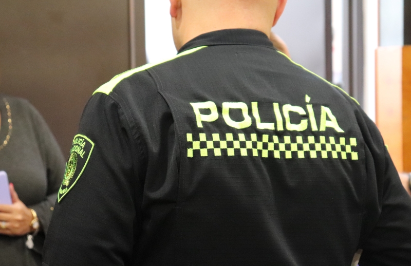 Foto espalda de Policía