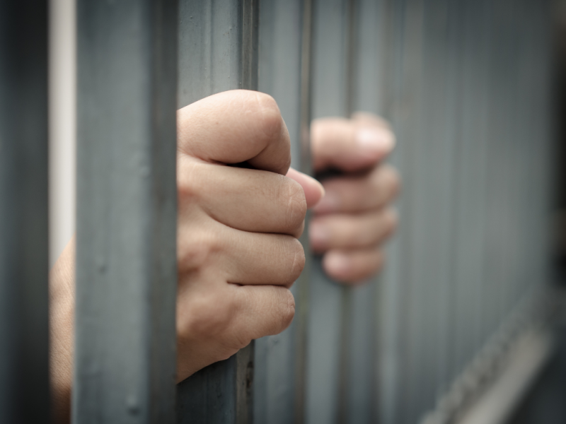 Foto de dos manos sujetando una celda