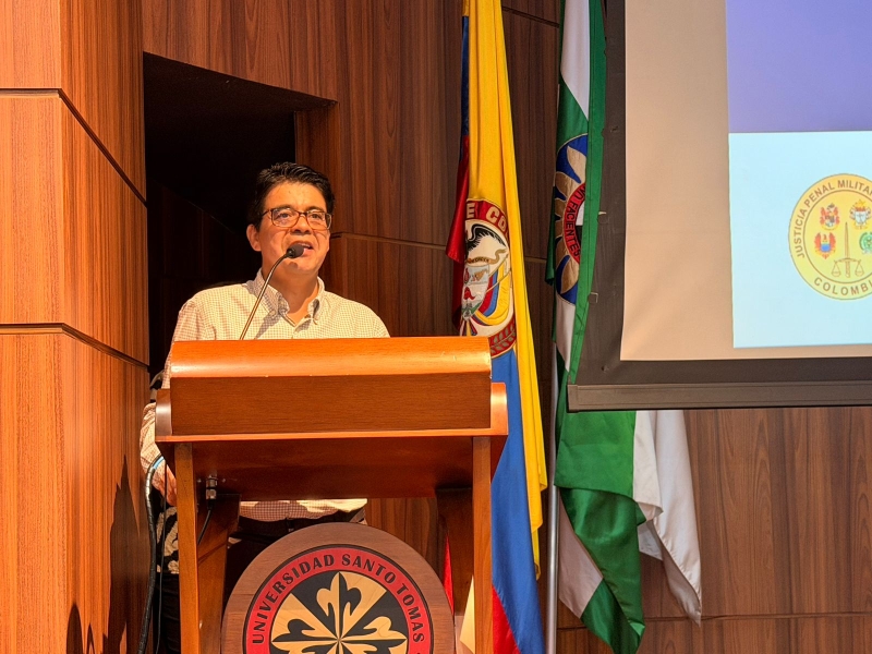 Foto del director ejecutivo durante su ponencia en el foro educativo regional en Villavicencio