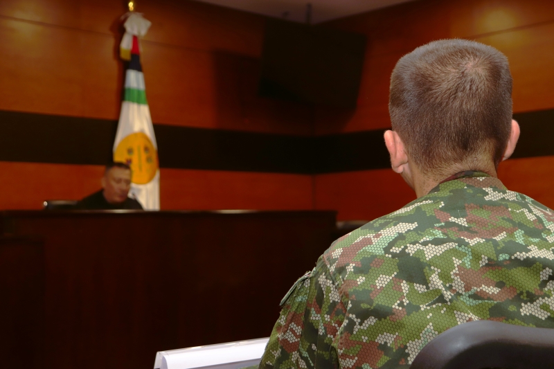 soldado en una sala de audiencias