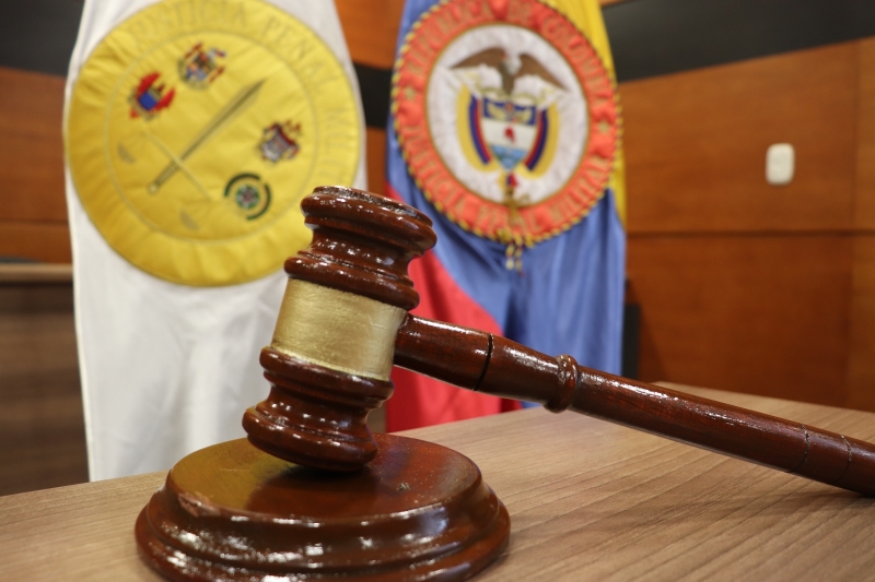 Mayete de justicia y banderas de colombia y de JPMP