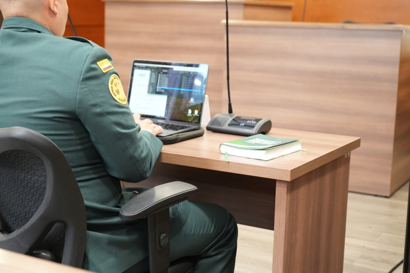 uniformado en la sala de audiencias