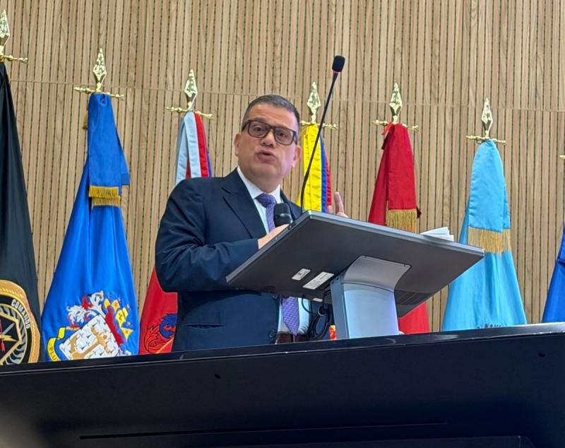 Foto del Fiscal General Penal Militar y Policial durante su ponencia