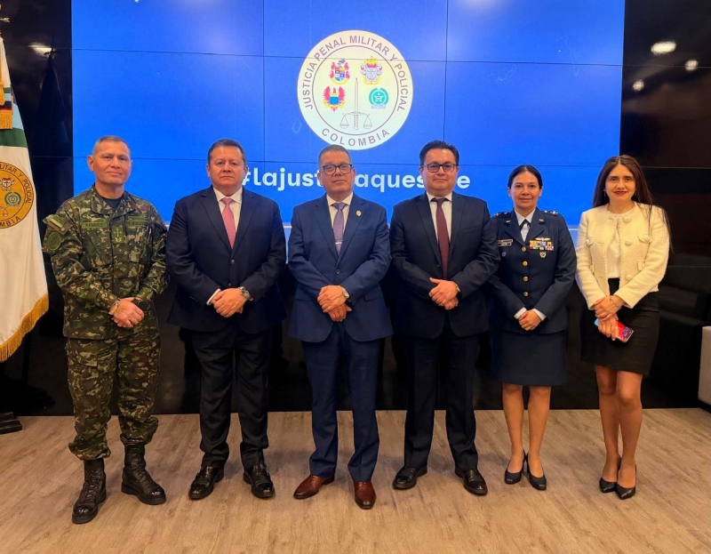 Foto del Fiscal General Penal Militar y Policial con altos directivos de la jurisdicción