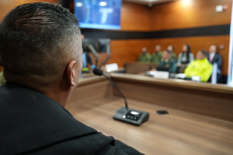 juez en una sala de audiencia con el público asistente