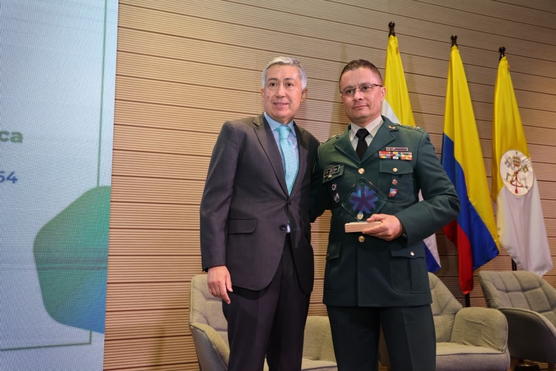 Foto entrega de premio al teniente coronel Albert Correa