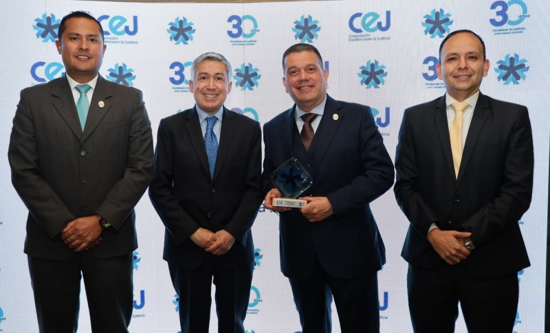 Foto de la entrega de premio a la Fiscalía General Penal Militar y Policial