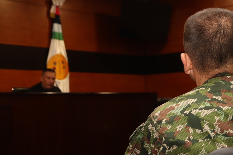 Soldado en sala de audiencias